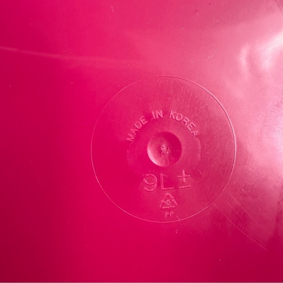 vintage tupperware 9.5 Qt carry all picnic basket Deep Pink Storage Bin no lid - Picture 5 of 10